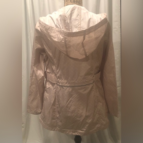 Women’s Light Rain Travel Jacket with Built In Travel Pouch by Jones of New York - Picture 2 of 5